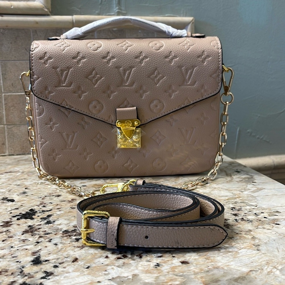 Designer Inspired handbag with 2 straps. Gold chain and matching tan.